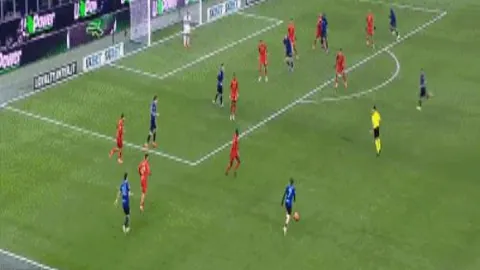 “甲亢哥全球走红背后：长城高空翻转表演、大妈亲密互动，C罗偶像跪谢致意”